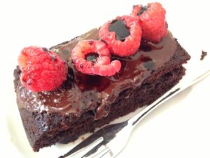 Schokoladenkuchen mit Balsamico-Himbeeren