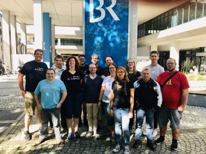 Gruppenbild - Das Team der Radiomacher der „Welle West Wetterau“ besuchen unter anderem den Bayrischen Rundfunk in München.