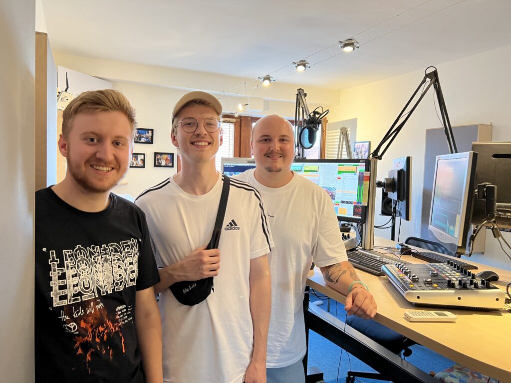 Moderator Gabriel Becker mit den Musikern MAST und Job Bones aus Gießen im Studio.