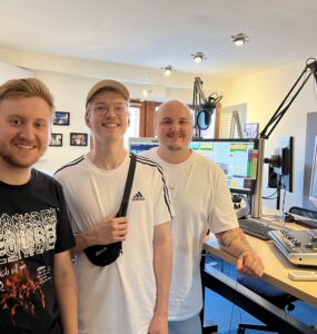 Moderator Gabriel Becker mit den Musikern MAST und Job Bones aus Gießen im Studio.