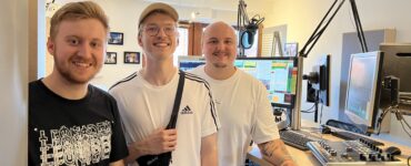 Moderator Gabriel Becker mit den Musikern MAST und Job Bones aus Gießen im Studio.