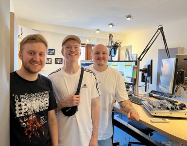 Moderator Gabriel Becker mit den Musikern MAST und Job Bones aus Gießen im Studio.