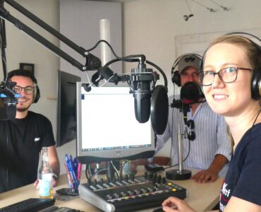 Annika im Studio beim Interview mit "Afterhour Eierbagge"