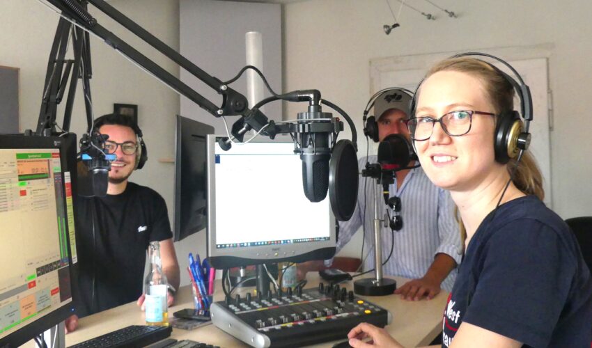 Annika im Studio beim Interview mit "Afterhour Eierbagge"