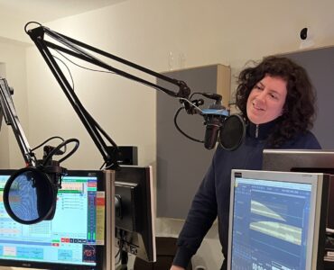 Rotlicht an - bitte Ruhe! Silke während einer Moderation im Studio
