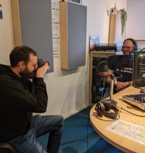 WZ-Reporter Thomas Peters beim Fotoshooting mit WeWeWe-Mitarbeiter Marco Pfeiffer