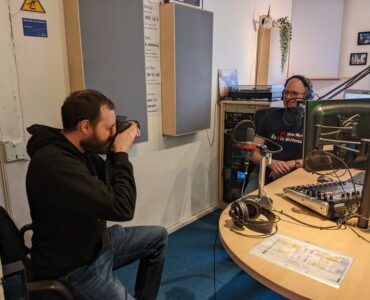 WZ-Reporter Thomas Peters beim Fotoshooting mit WeWeWe-Mitarbeiter Marco Pfeiffer