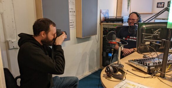 WZ-Reporter Thomas Peters beim Fotoshooting mit WeWeWe-Mitarbeiter Marco Pfeiffer